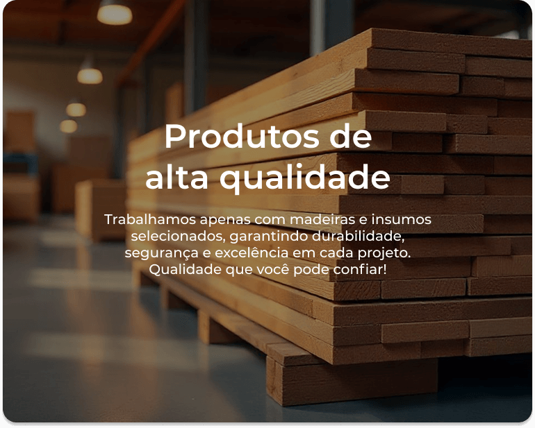 Madeiras de alta qualidade armazenadas em um galpão, prontas para venda e uso em construções sustentáveis em Florianópolis.
